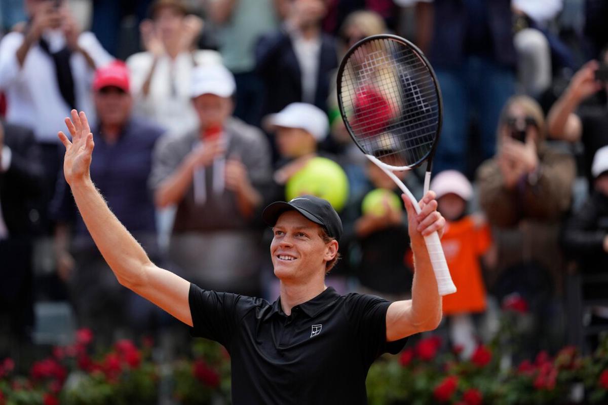 Sinner vence a Medvedev tras pausa por lluvia y problemas físicos. Avanza a la final vs. Ruud