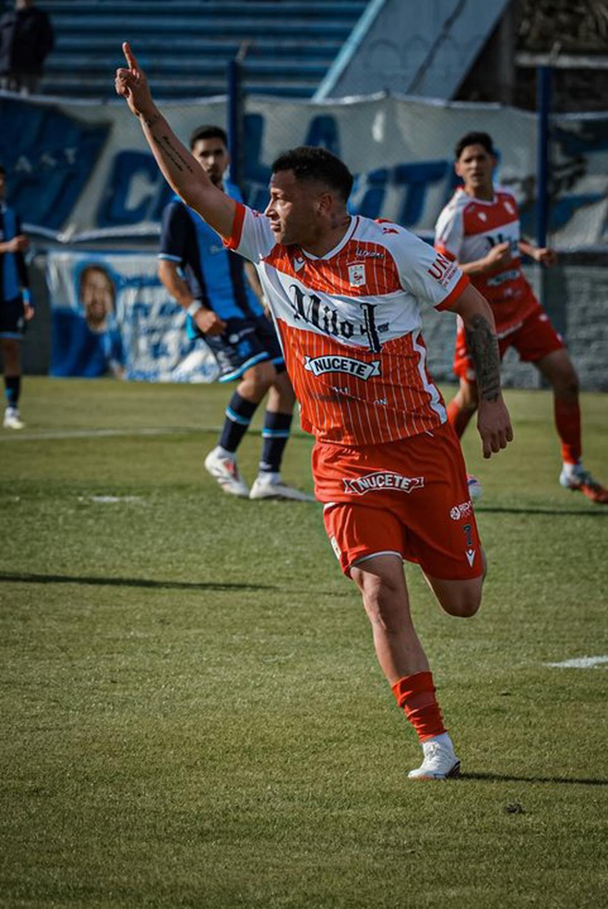 Franco Fagúndez festeja su segundo gol ante San Telmo.