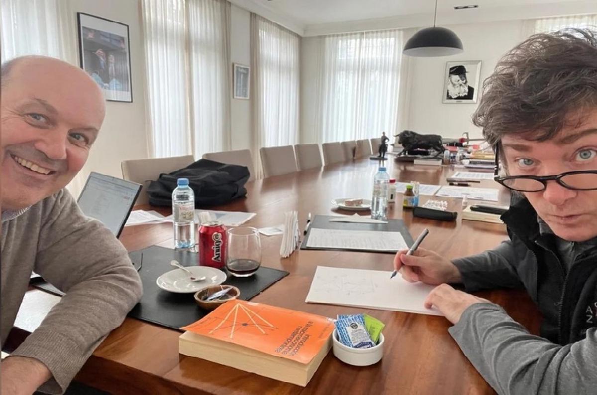 Federico Sturzenegger y Javier Milei, ideólogos del proyecto.