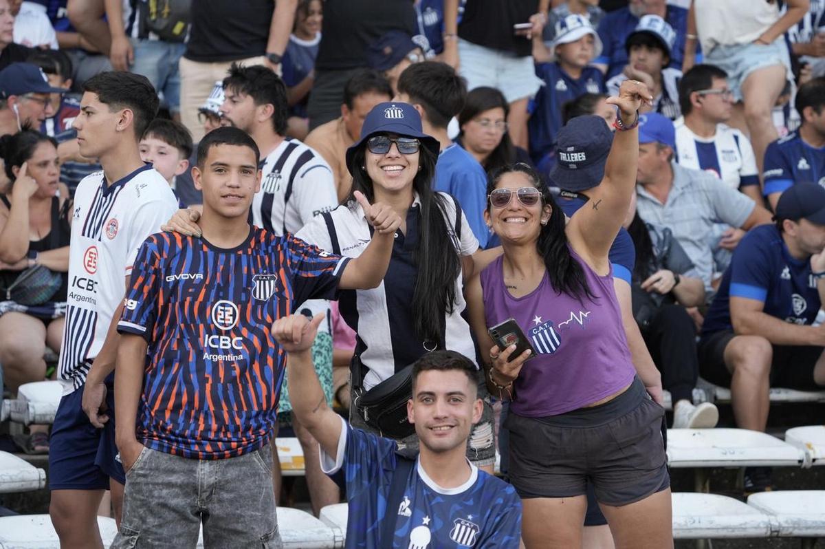 FOTO: Los hinchas albiazules, en una jornada única (foto: Daniel Cáceres).