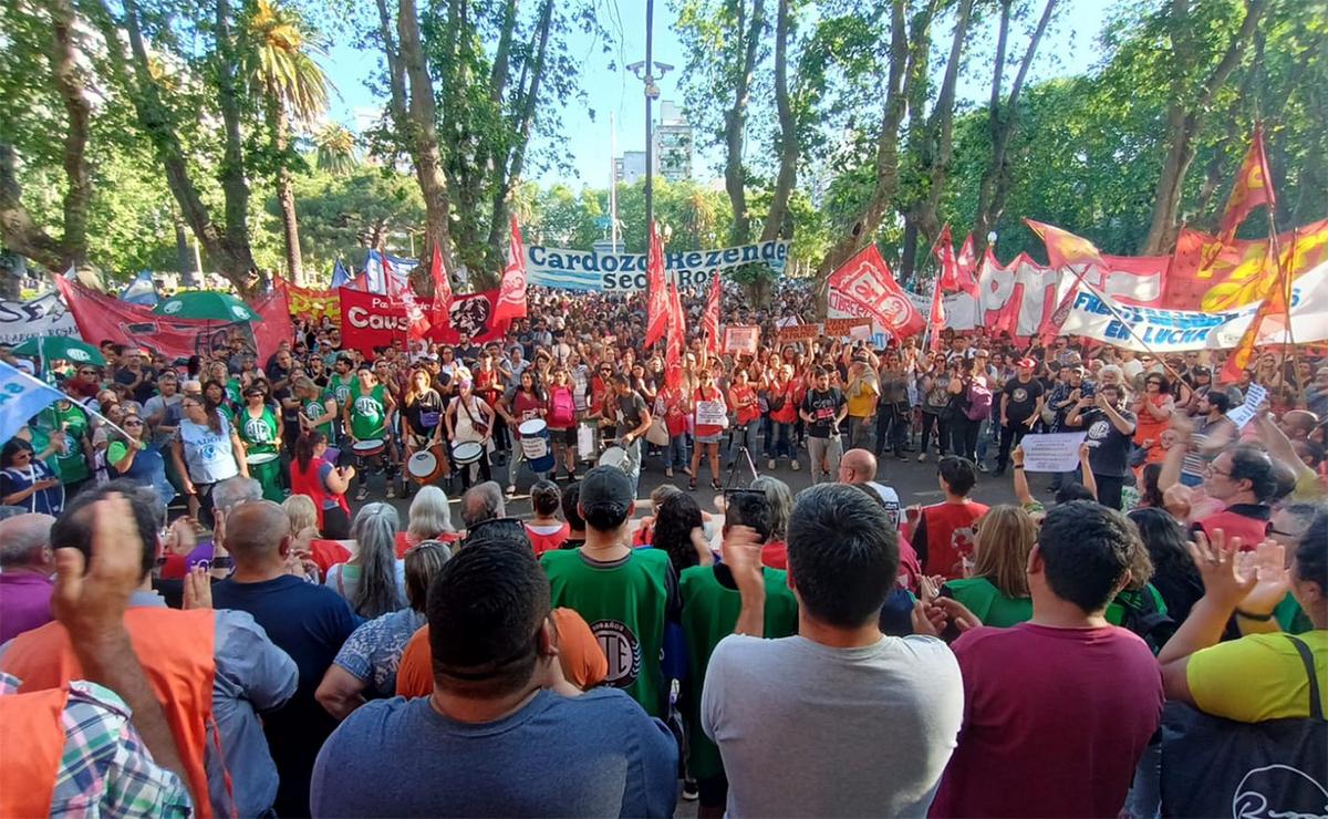 FOTO: Desmanes en la Legislatura: protesta gremial frente a Gobierno por detenidos.