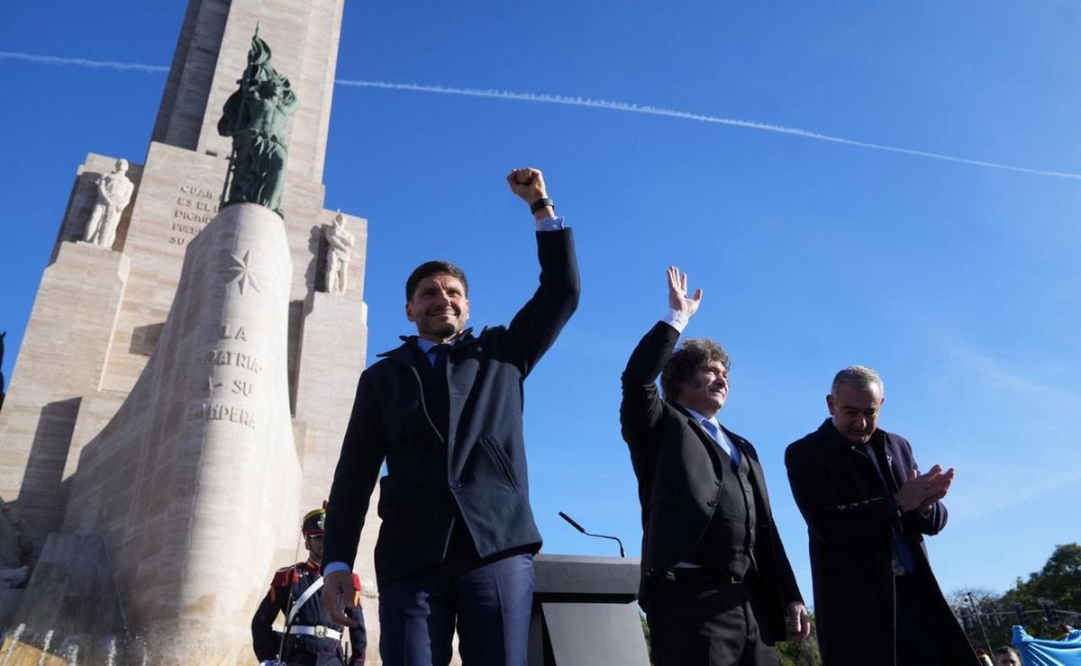 Pullaro, junto a Milei y Javkin en el Monumento Nacional a la Bandera.