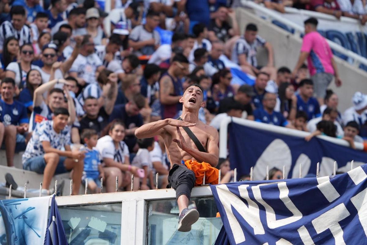 FOTO: Los hinchas albiazules, en el clásico.