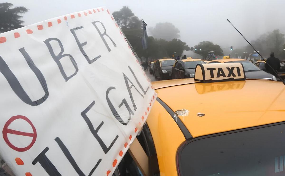 Aseguran que los taxis atraviesan una difícil situción en Rosario.