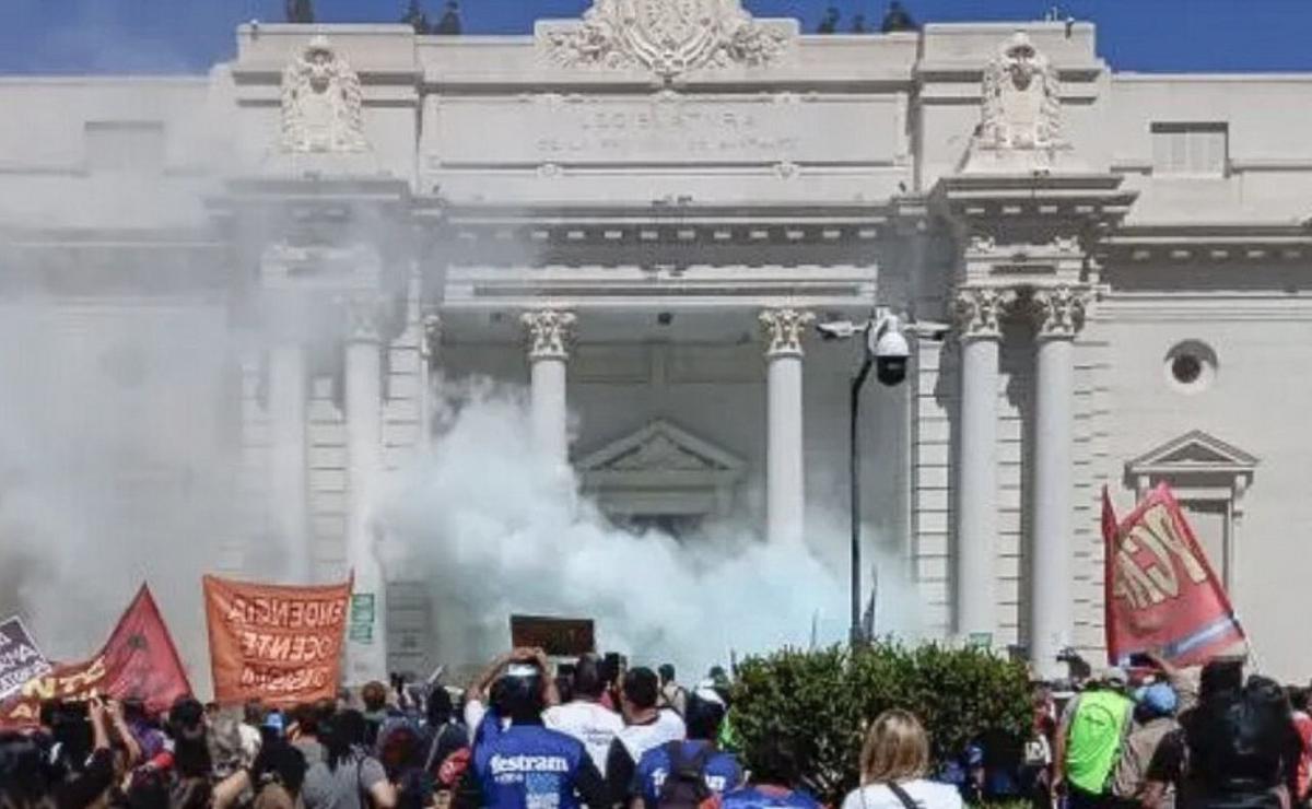 FOTO: Caos y violencia en las puertas de la Legislatura de Santa Fe.