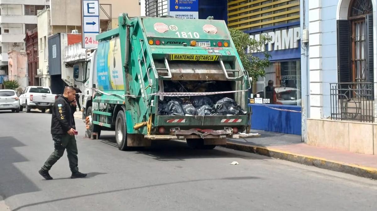 El camión recolector que encontró la valija con sangre.