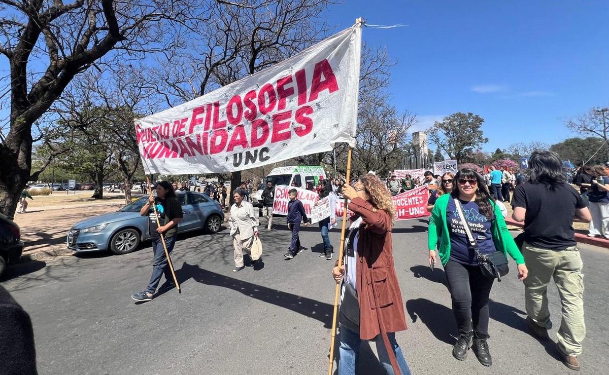 FOTO: Nueva marcha universitaria en Córdoba. (Foto: Daniel Cáceres/Cadena 3)