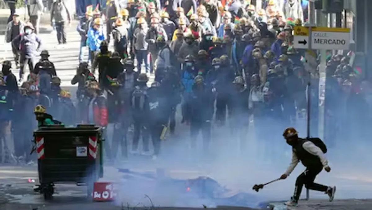 Vuelve la violencia a La Paz con choques entre manifestantes y policías.