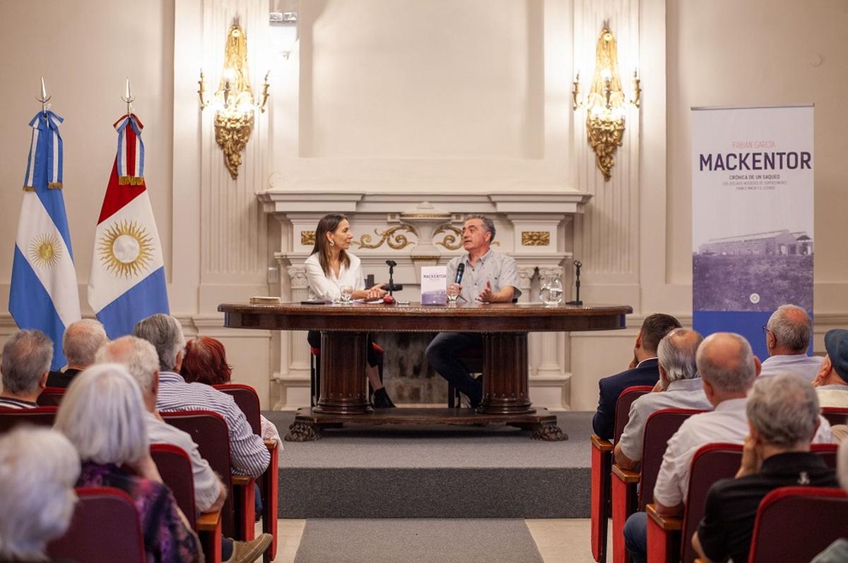 La sala Regino Maders lució llena en la presentación del libro. (Foto: Legislatura)
