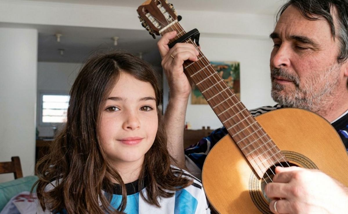 Pedro Saubidet, payador oriundo de San Cristóbal junto a su hija.