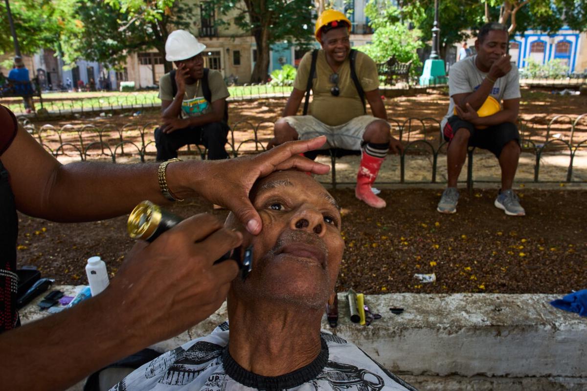En medio de la crisis, peluqueros cubanos ofrecen gratis cortes de pelo y afeitados