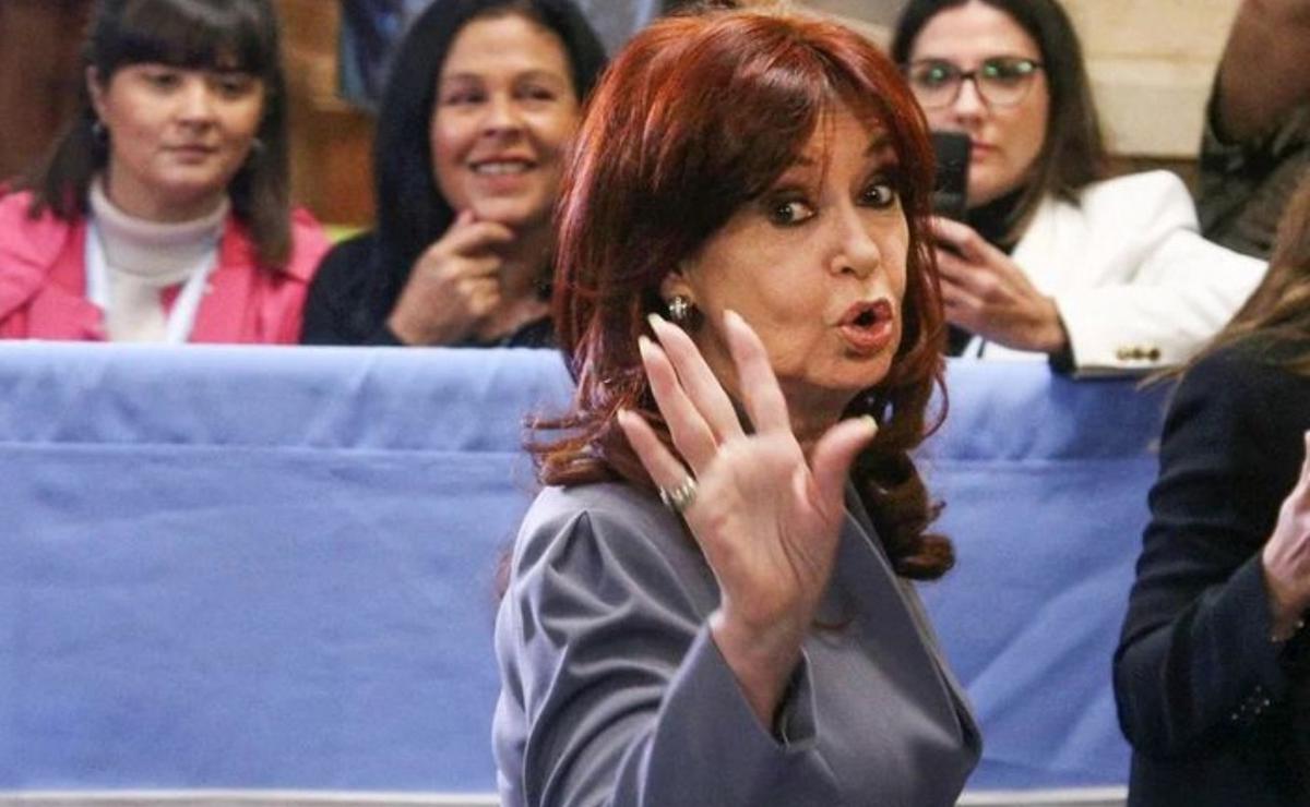 FOTO: Denuncian a Cristina Kirchner por cobrar un plus en su jubilación por 