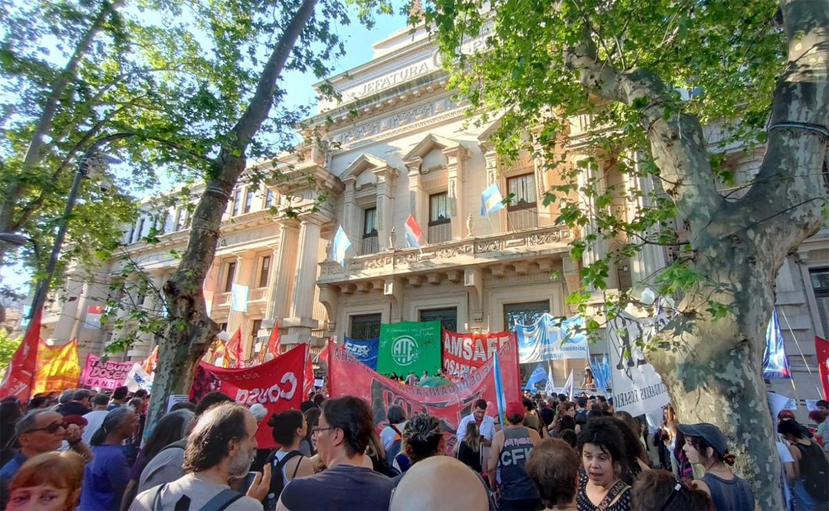 FOTO: Desmanes en la Legislatura: protesta gremial frente a Gobierno por detenidos.