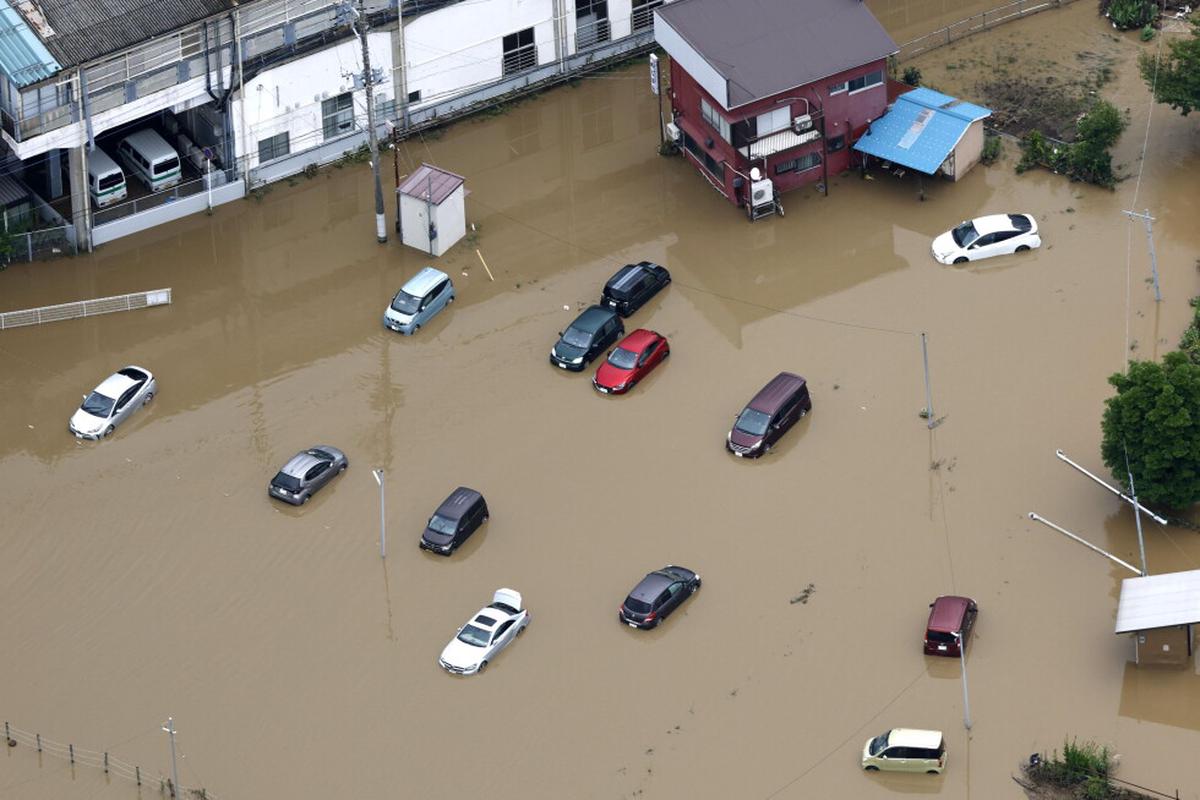 Inundaciones por intensas lluvias cerca de Tokio dejan 4 muertos y afectan al transporte