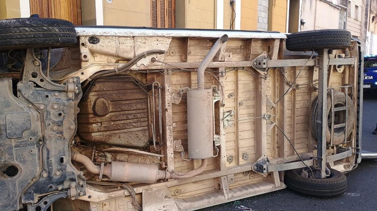 La ambulancia chocó a un auto estacionado y volcó.