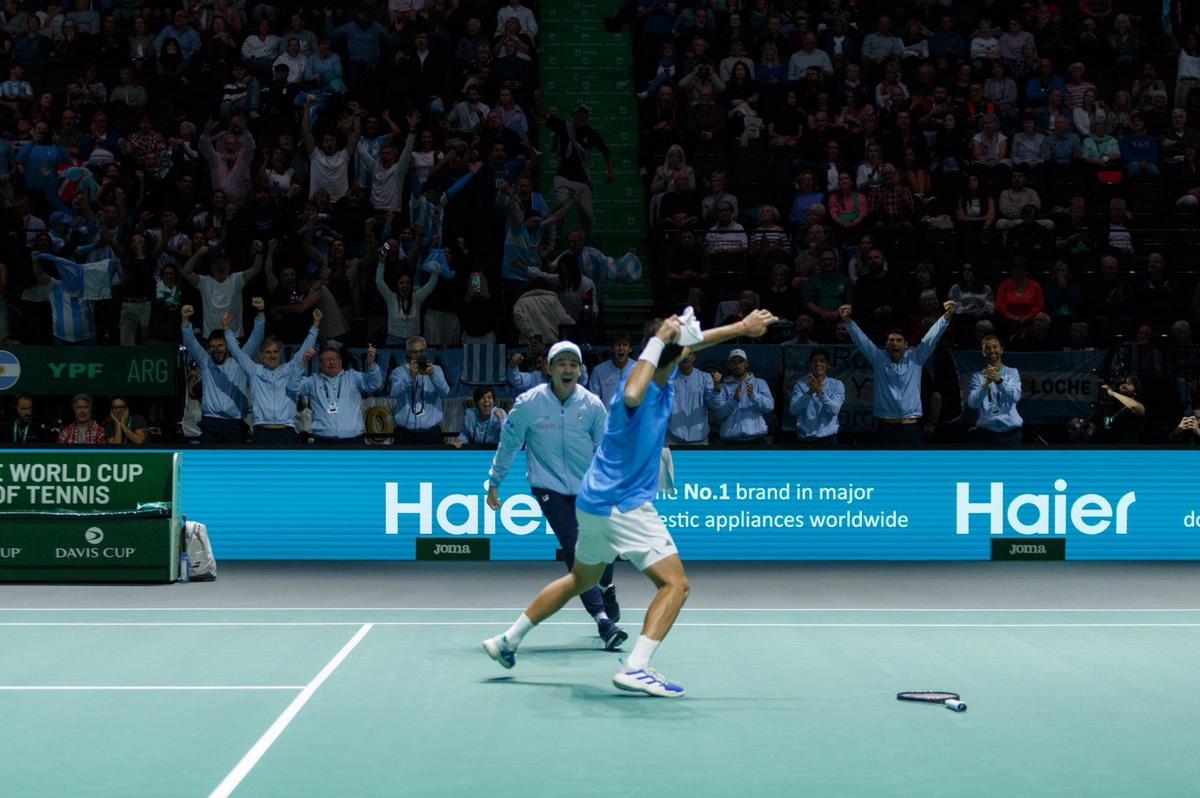 FOTO: El equipo argentino de tenis festeja el triunfo de Cerúndolo. (Foto: @AATenis)