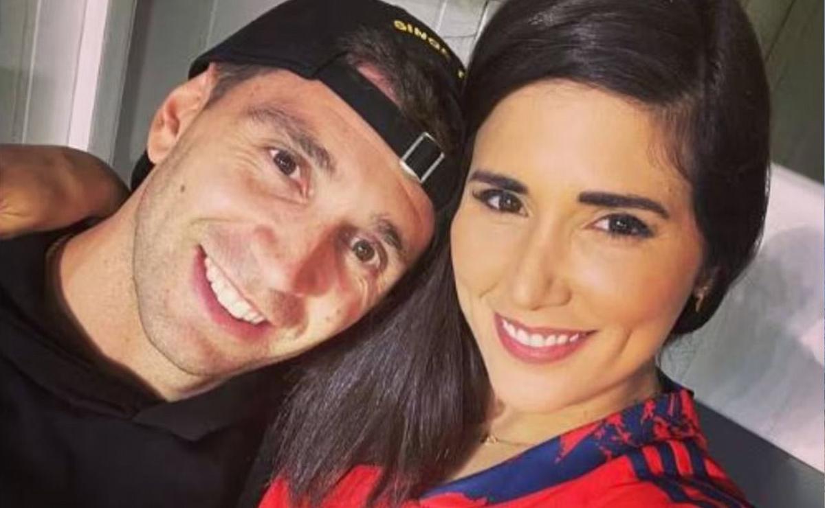 El Dibu Martínez junto a su esposa. (archivo).