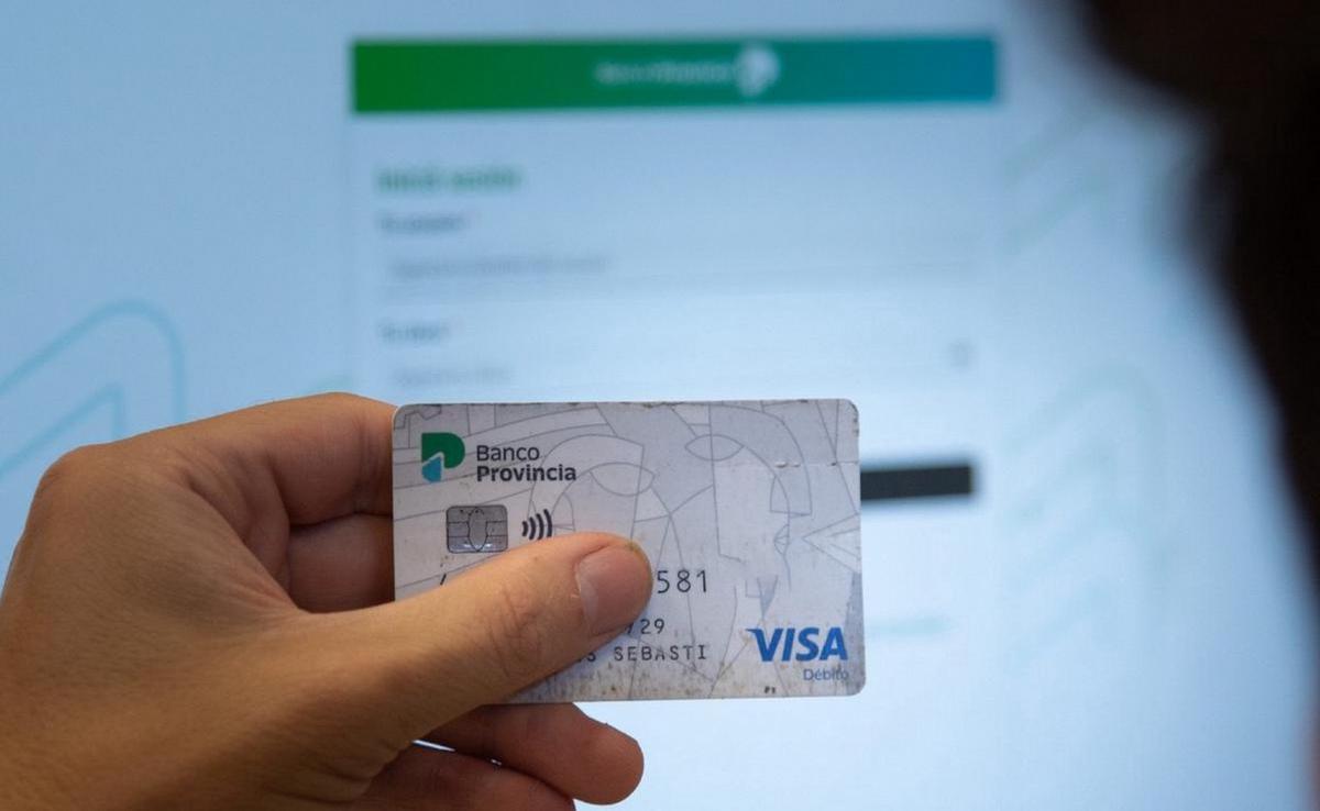 Un hombre enfrenta cargos por usar una tarjeta de débito perdida