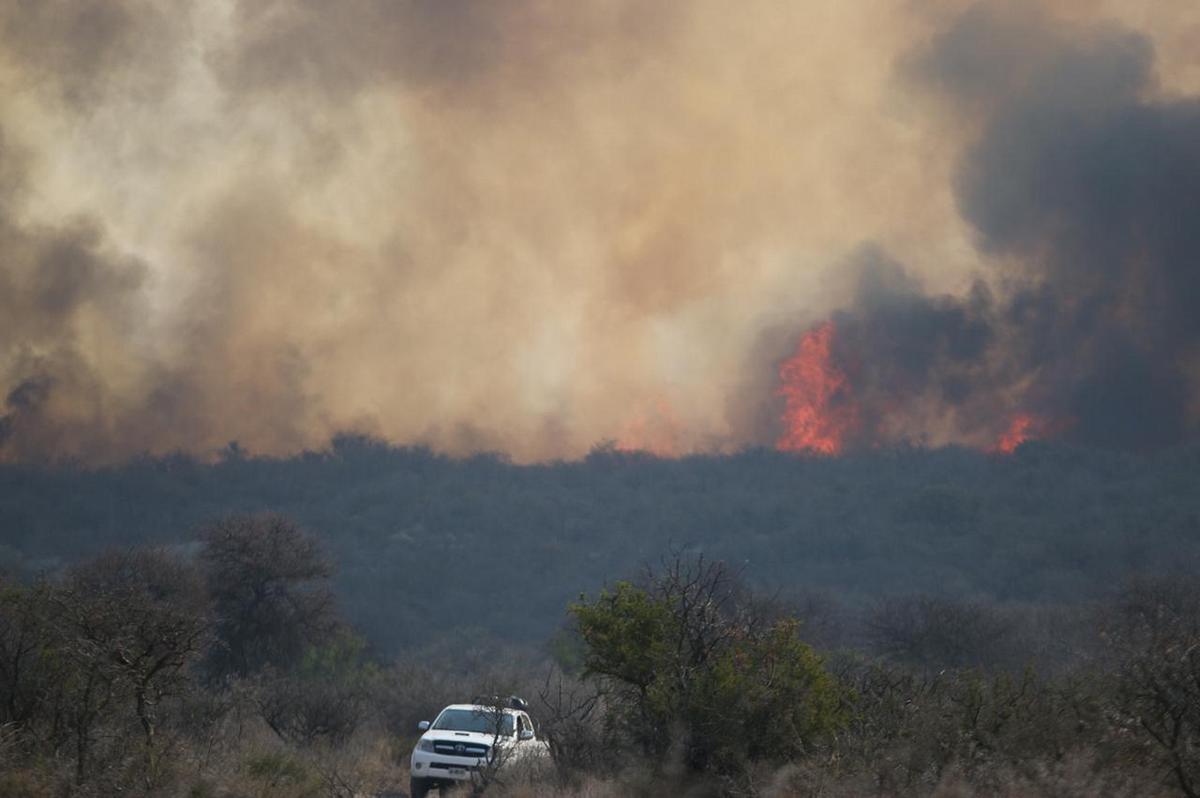 FOTO: El incendio en Capilla del Monte sigue arrasando monte nativo. (Daniel Cáceres)