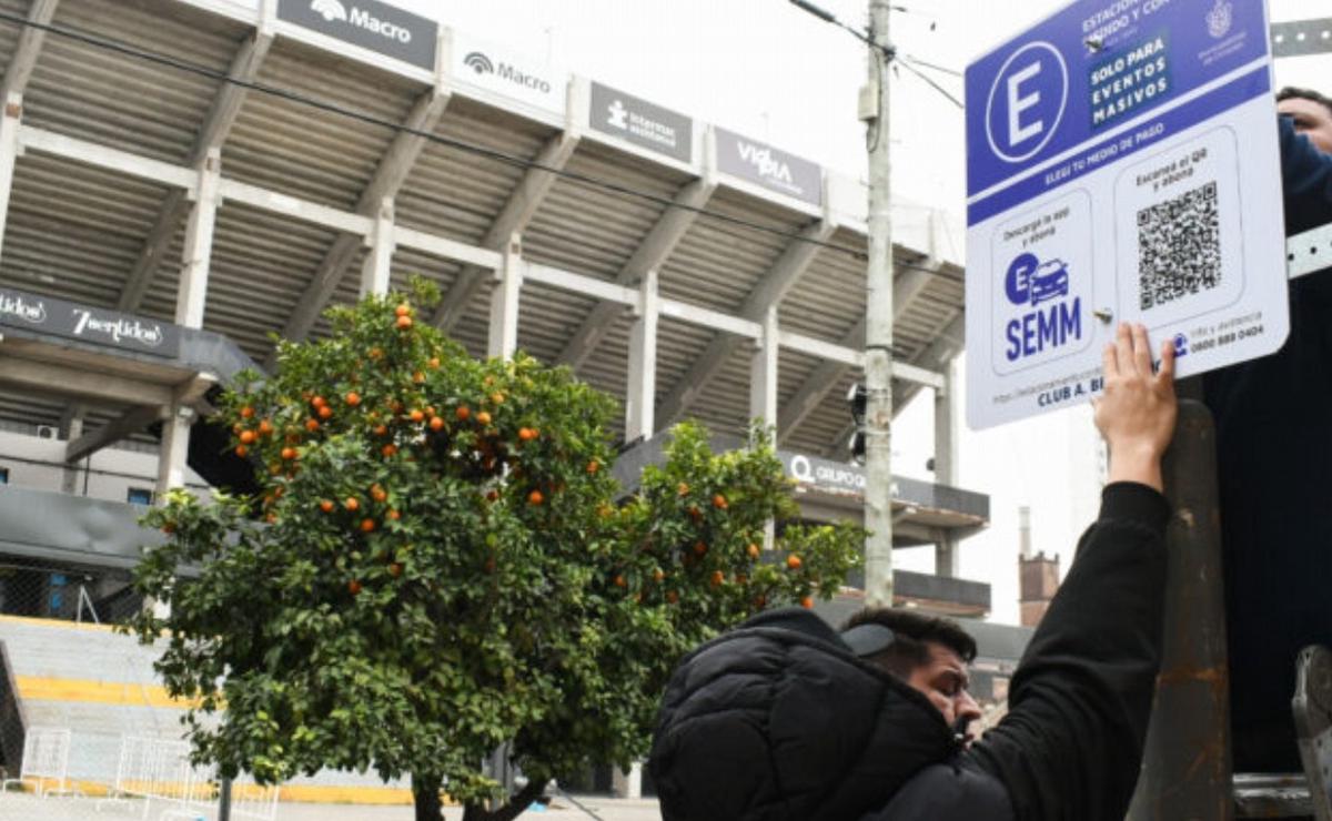 Estacionamiento controlado cerca de la cancha de Belgrano.