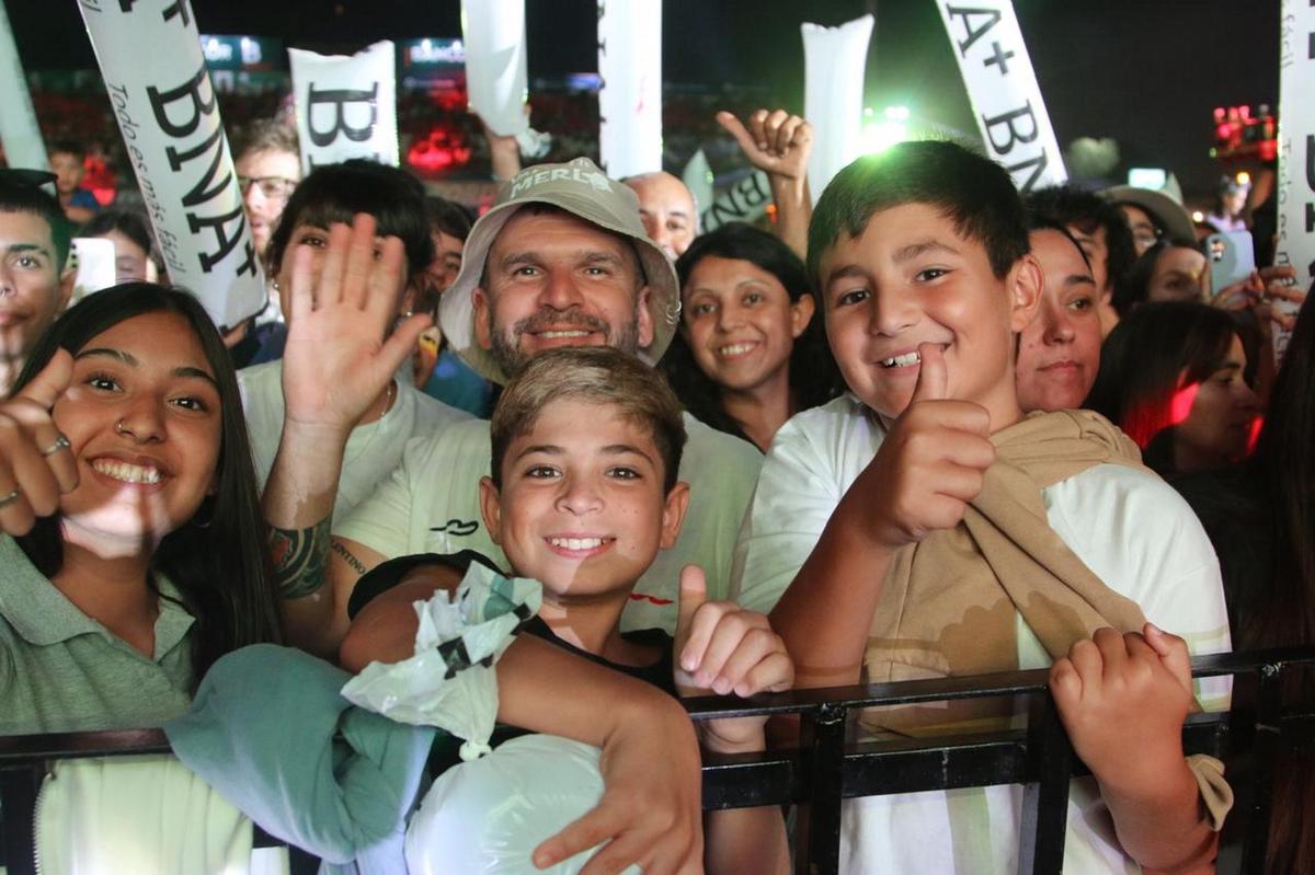 FOTO: Los asistentes disfrutan de una nueva noche festivalera. 