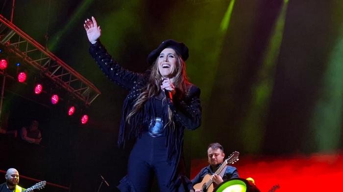 Soledad Pastorutti cantó en Añelo y reveló la verdad detrás de las tarjetas en la despedida de Messi