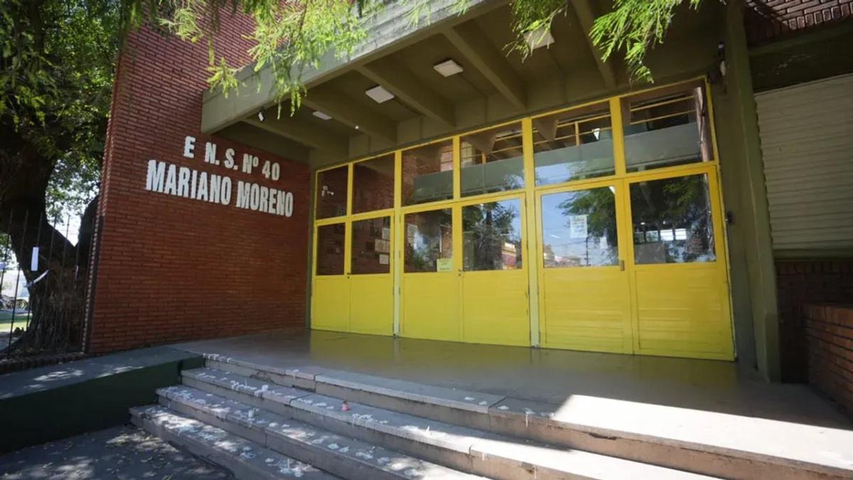 Ocho adolescentes se lanzan desde el primer piso tras escuchar una explosión en su colegio