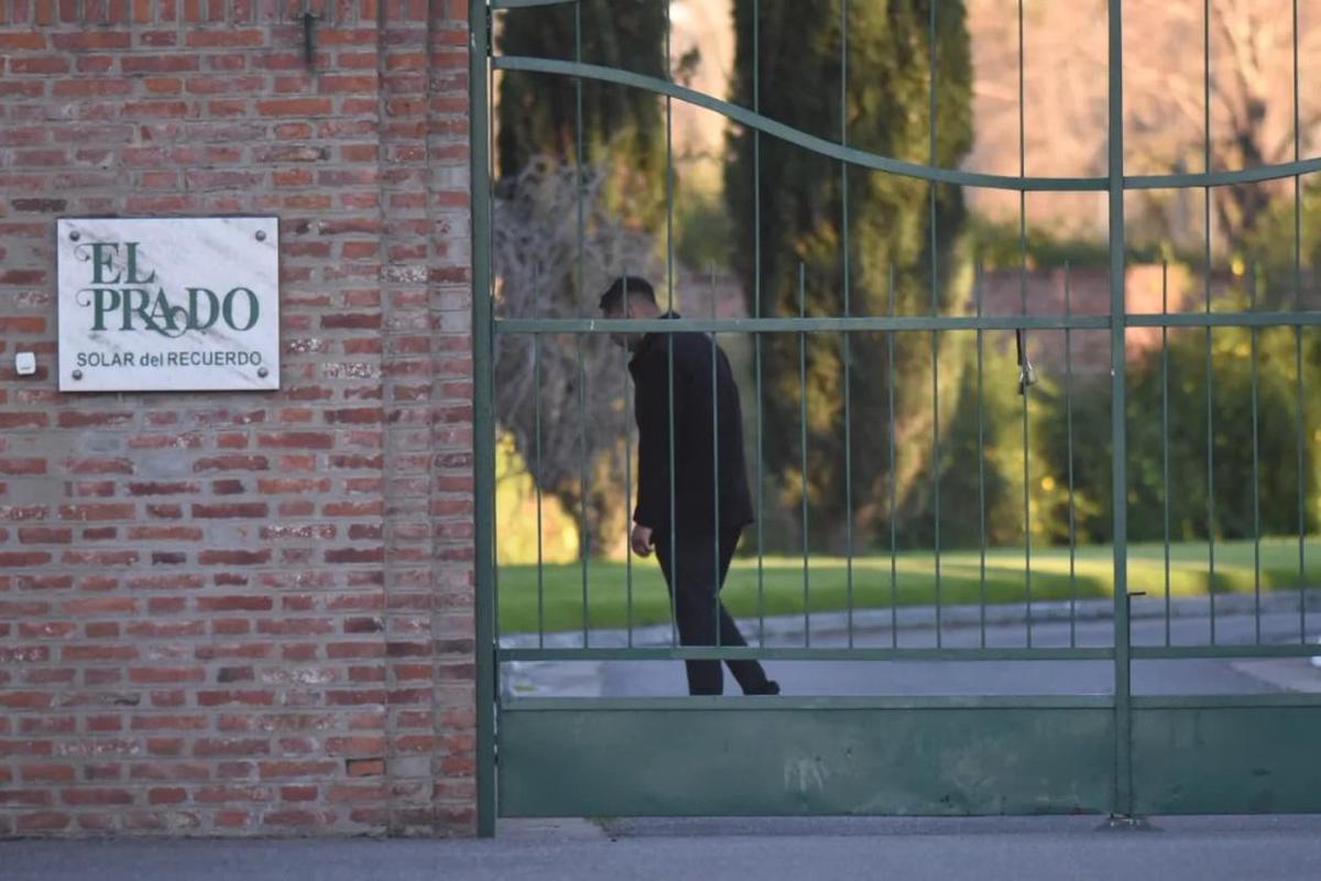 La restricción busca frenar el uso de aeronaves no tripuladas durante el último adiós al padre de Lionel.