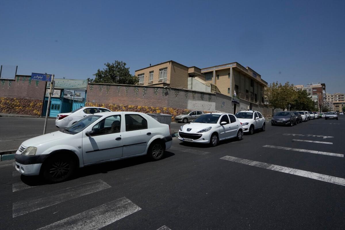 Las filas para gasolina crecen en Irán, pero no hay señales de que ceda ante sanciones de EEUU