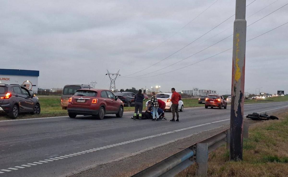 Un motociclista resultó herido tras choque en autopista Rosario - Buenos Aires