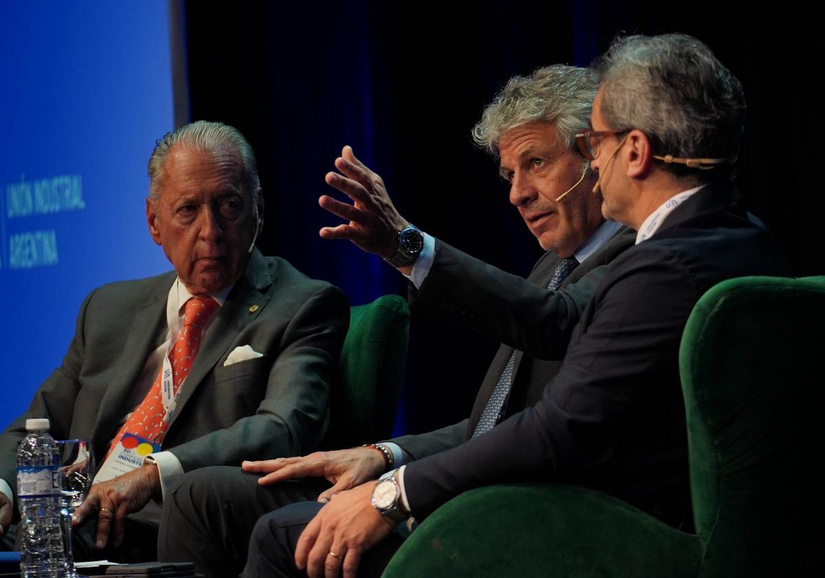 FOTO: Juan Pazo, el funcionario del Ministerio de Economía, expone ante la UIA.