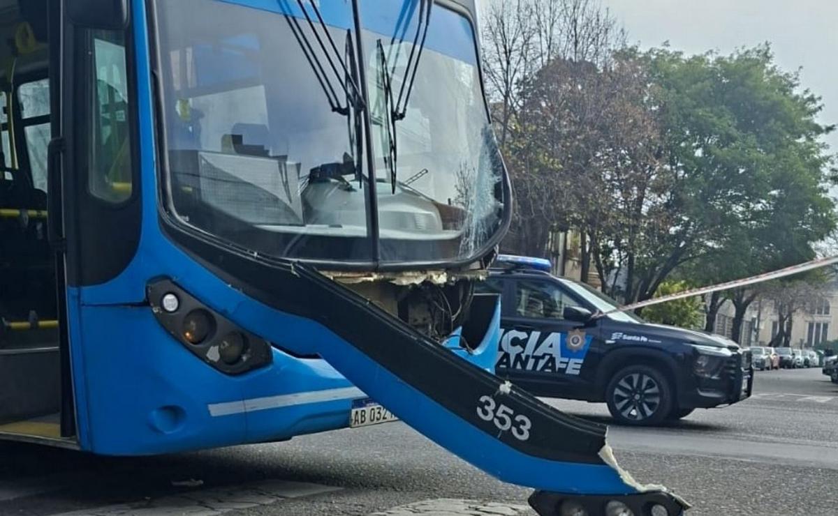 El colectivo sufrió daños en su parte delantera.