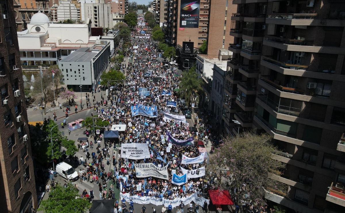 FOTO: Córdoba marcha en defensa del sistema universitario (Foto: Daniel Cáceres/Cadena 3).