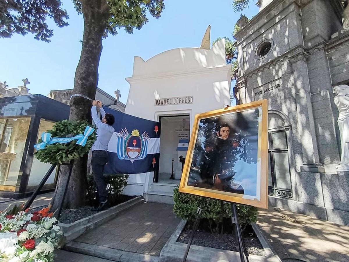 Homenajearon a Manuel Dorrego en el Cementerio de la Recoleta