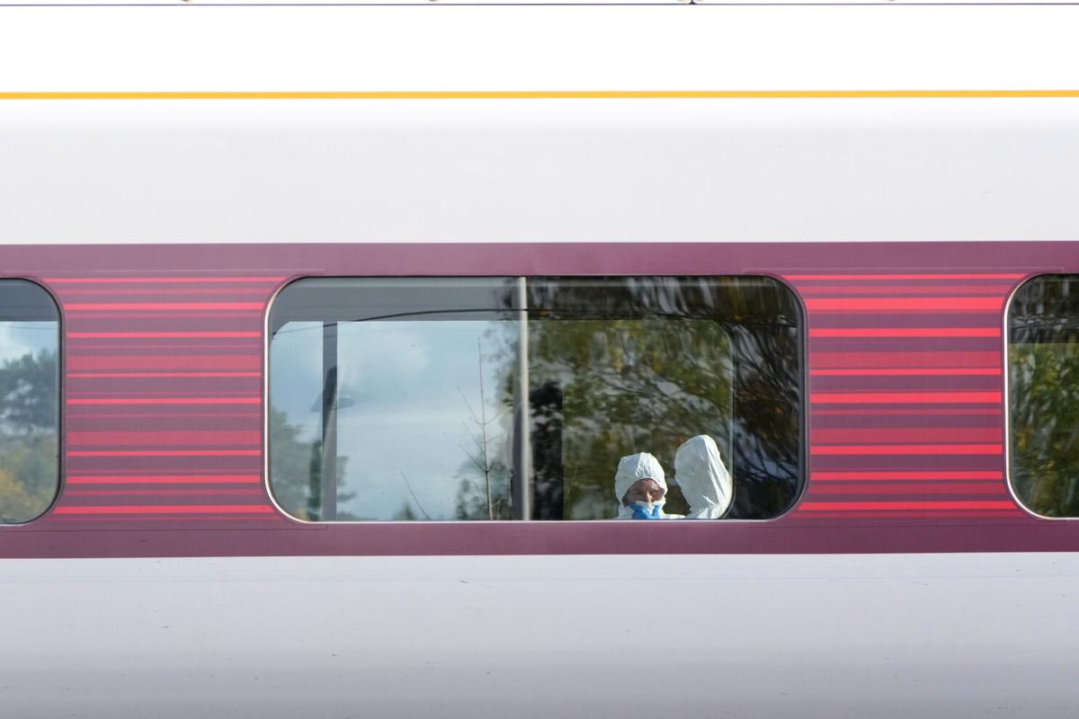 La policía británica acusa a un hombre de intento de asesinato tras apuñalar a 11 personas