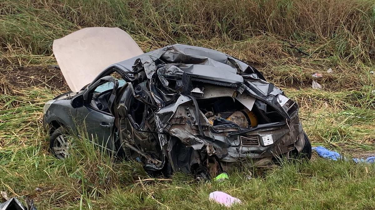 El automóvil Chevrolet Agile quedó irreconocible.