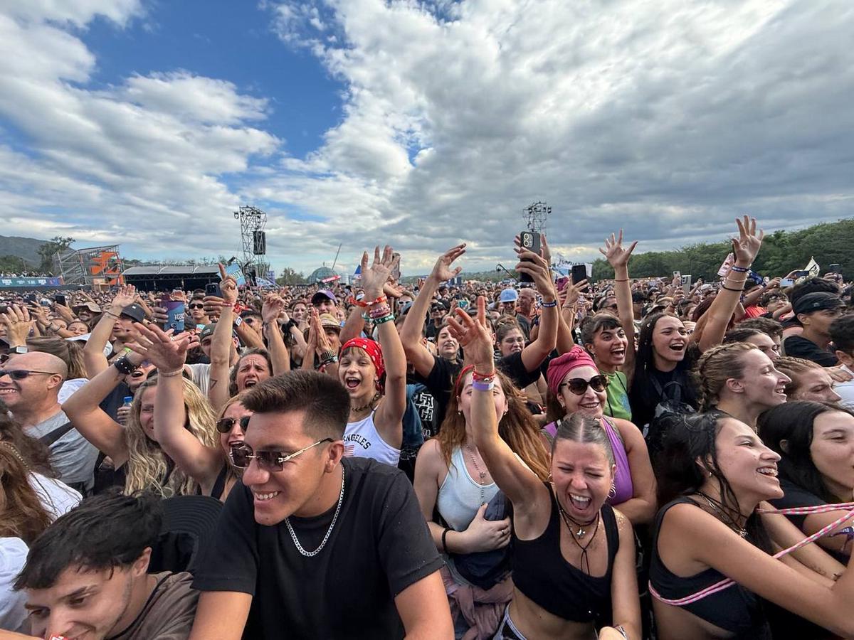 Una multitud vibra en el primer día del Cosquín Rock 2026. (Foto: Daniel Cáceres)