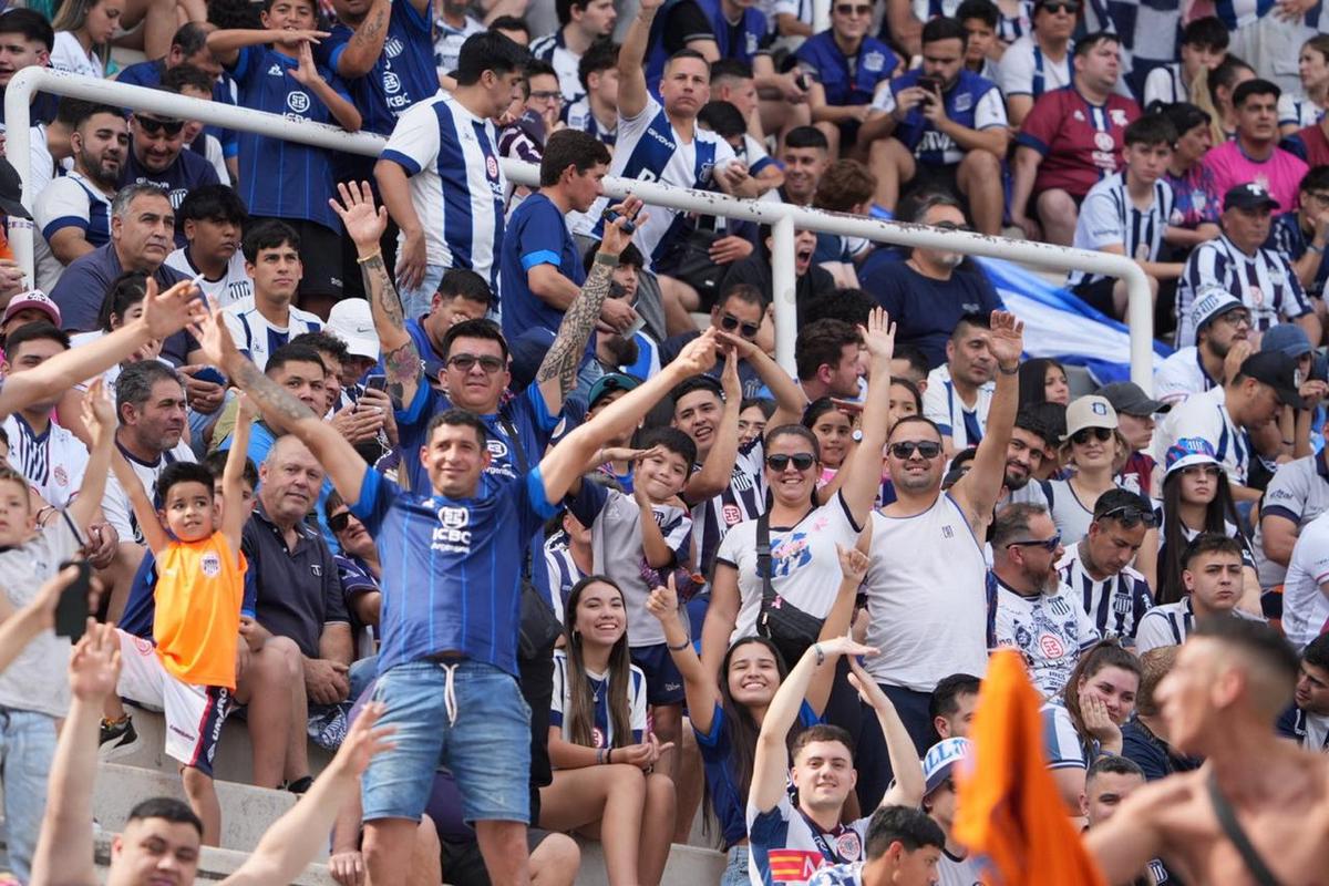 FOTO: Los hinchas albiazules, en el clásico.