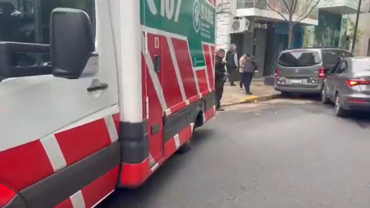 Madrugada de accidentes en Buenos Aires: un auto terminó en un ex banco y otros siniestros viales