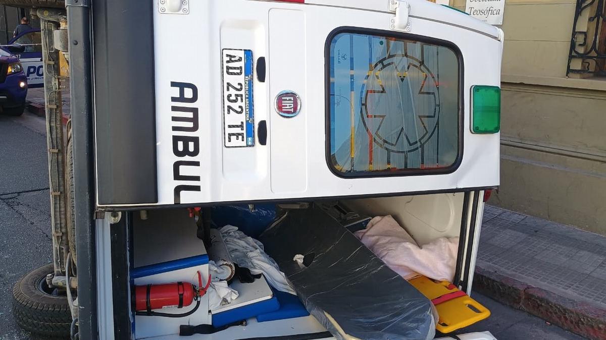 La ambulancia chocó a un auto estacionado y volcó.