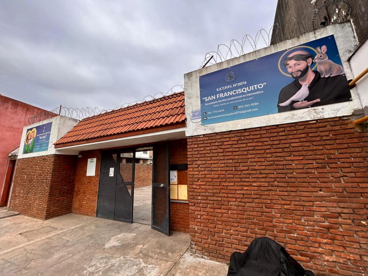 La puerta de la Escuela San Francisquito.
