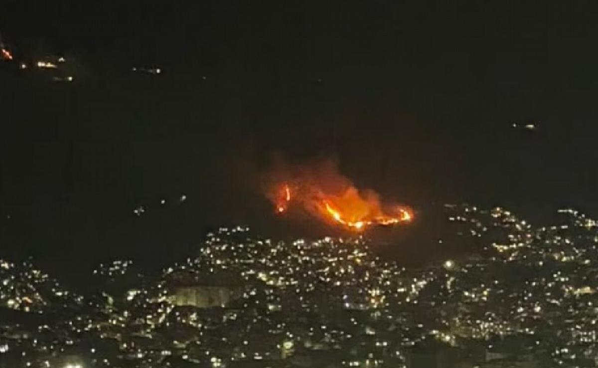 Así se veían las llamas desatadas por el bombardeo en la capital venezolana (X)