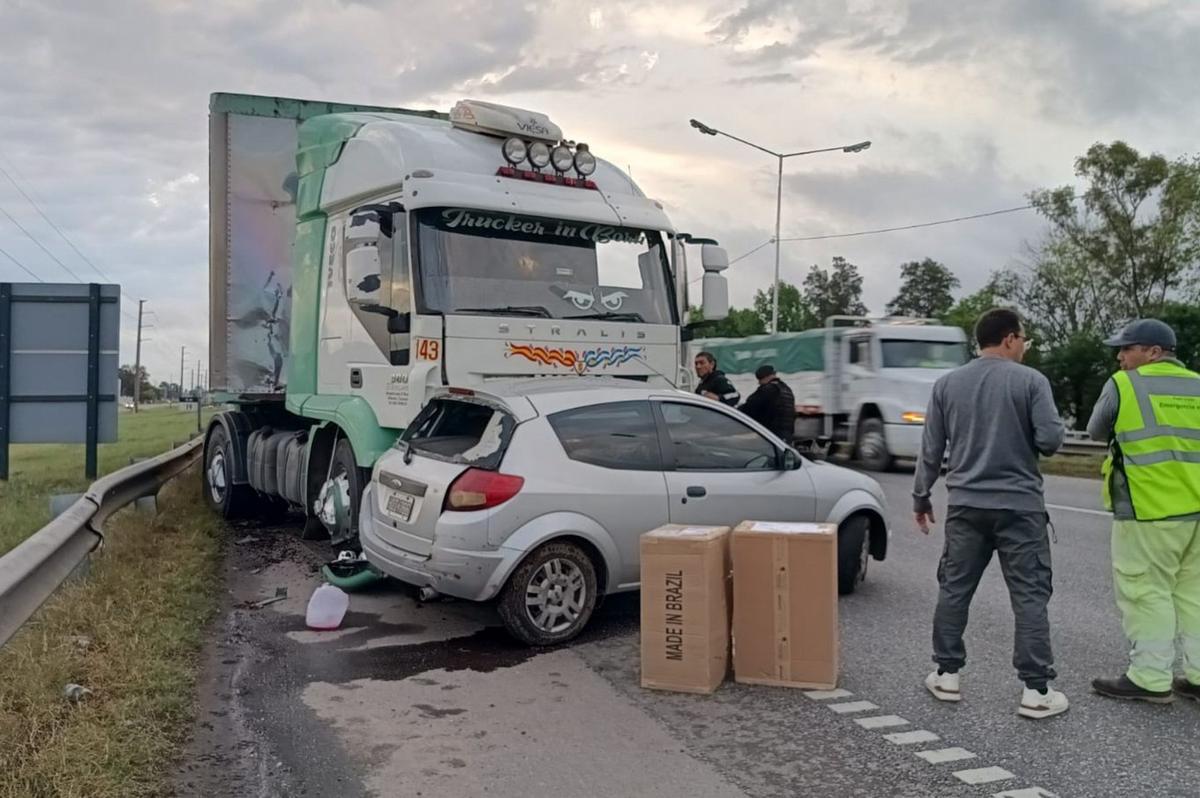 FOTO: Rosario: Fuerte choque entre auto y camión genera demoras en autopista a Buenos Aires