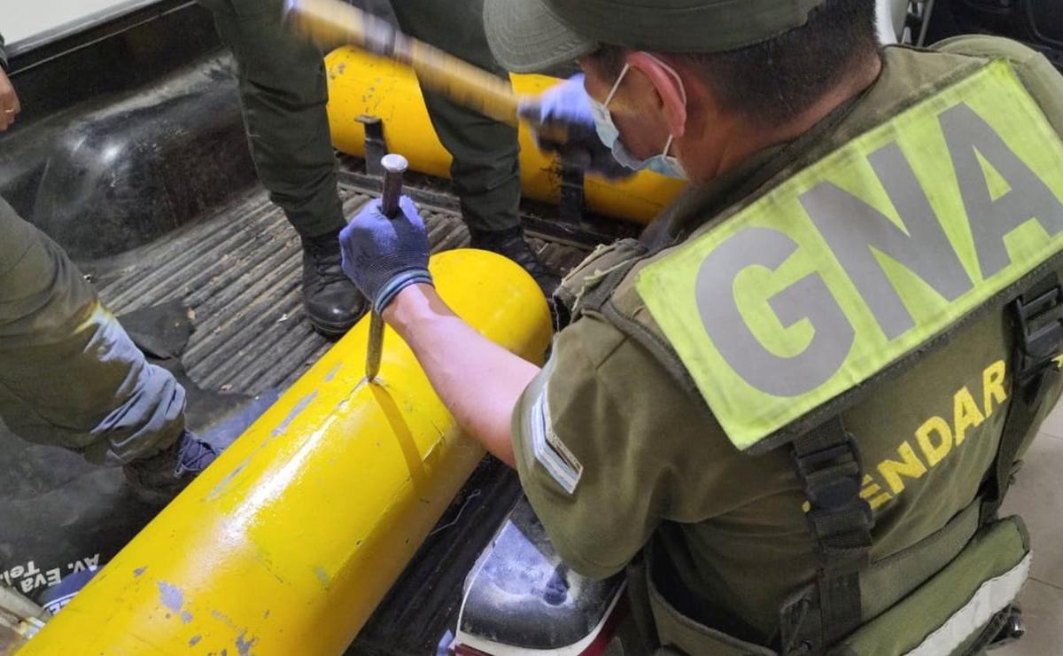 Tío y sobrino ocultaron más de 86 kilos de cocaína en tubos de GNC