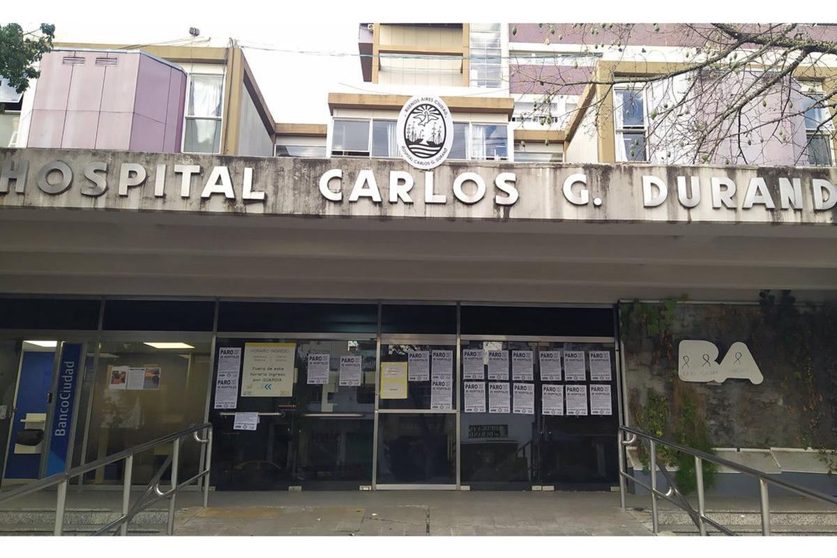 Allanamiento en el Hospital Durand tras la muerte de un paciente