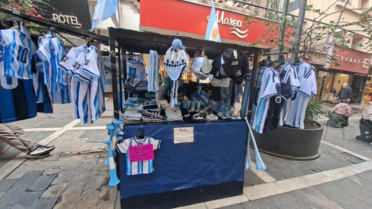 Las calles de Córdoba palpitan el debut mundialista.