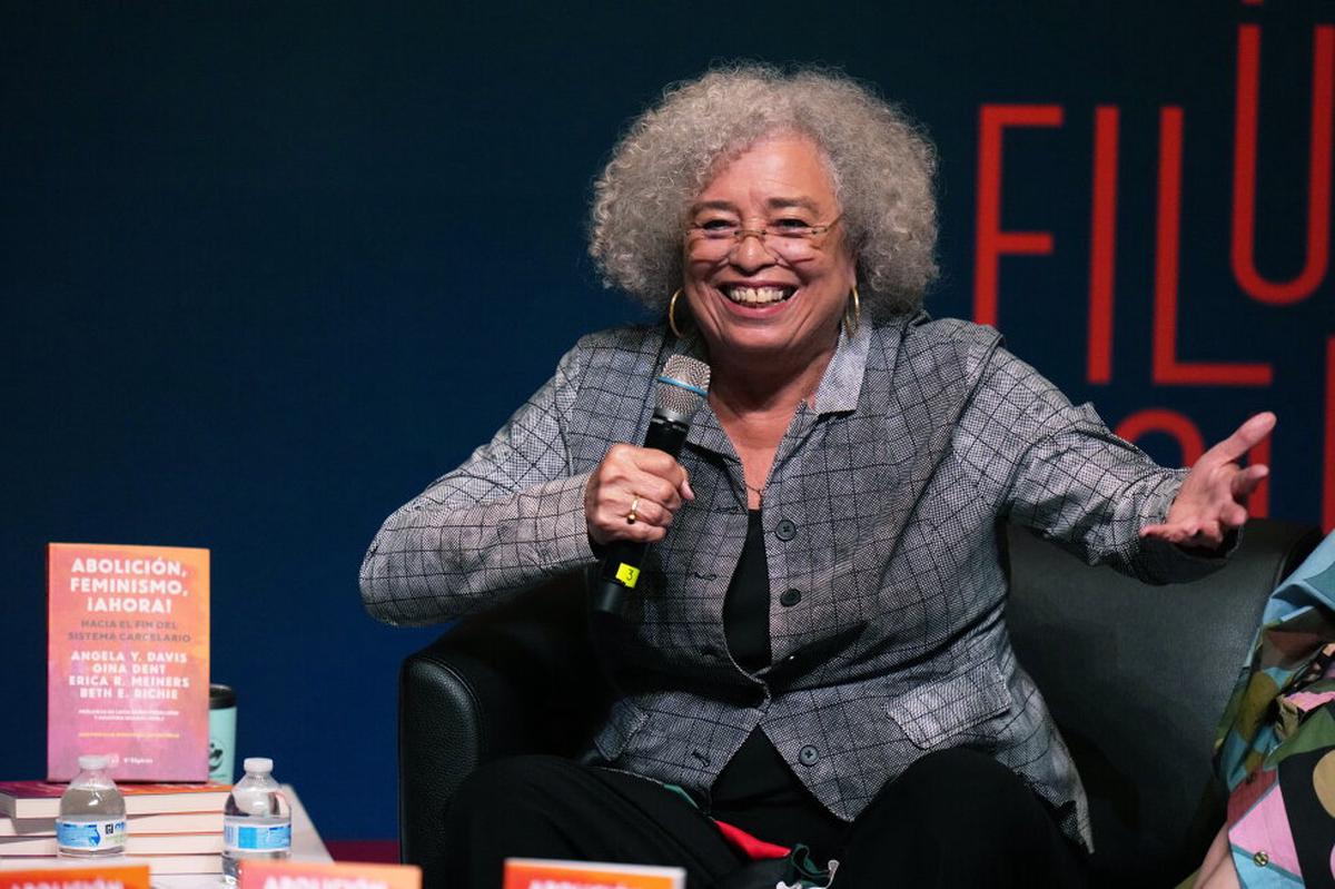 Angela Davis lleva a México su llamado a la liberación mundial desde el feminismo abolicionista