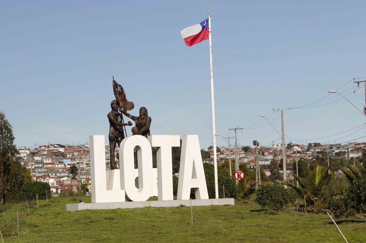 De los patios a las plazas: Lota luce su bandera en cada época del año.