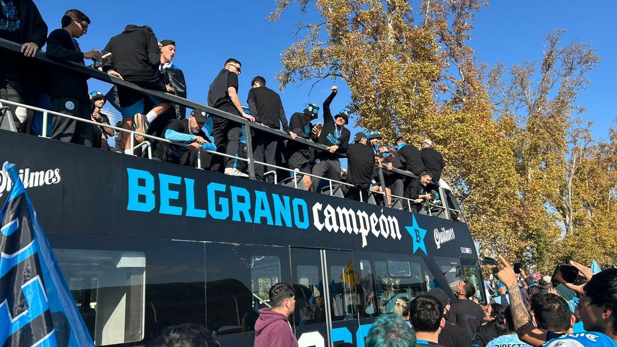 Una postal histórica: el micro descapotable del Belgrano campeón entre la gente.