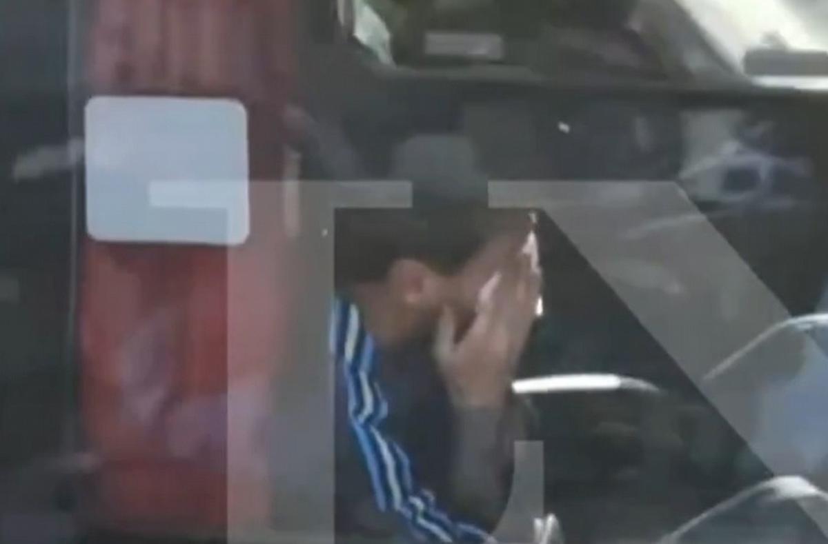 Messi se seca las lágrimas con un pañuelo en el micro rumbo al estadio (Imagen de LN+).